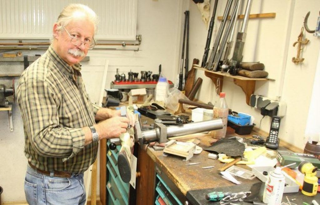 Büchsenmachermeister bei der Bearbeitung eines Schaftes in der Werkstatt von Waffen Hiendlmayer